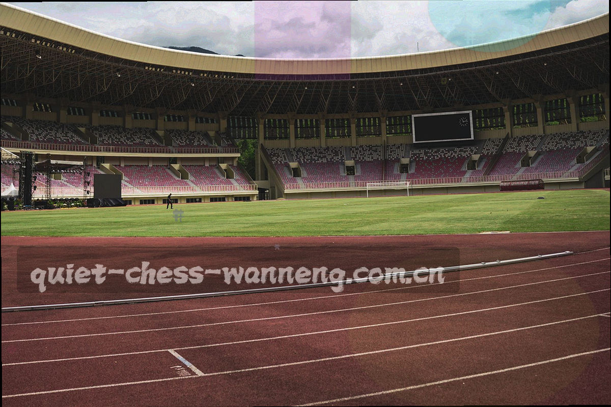 双手握持手机查看棋牌界面的局部特写，屏幕光与木桌纹理相接